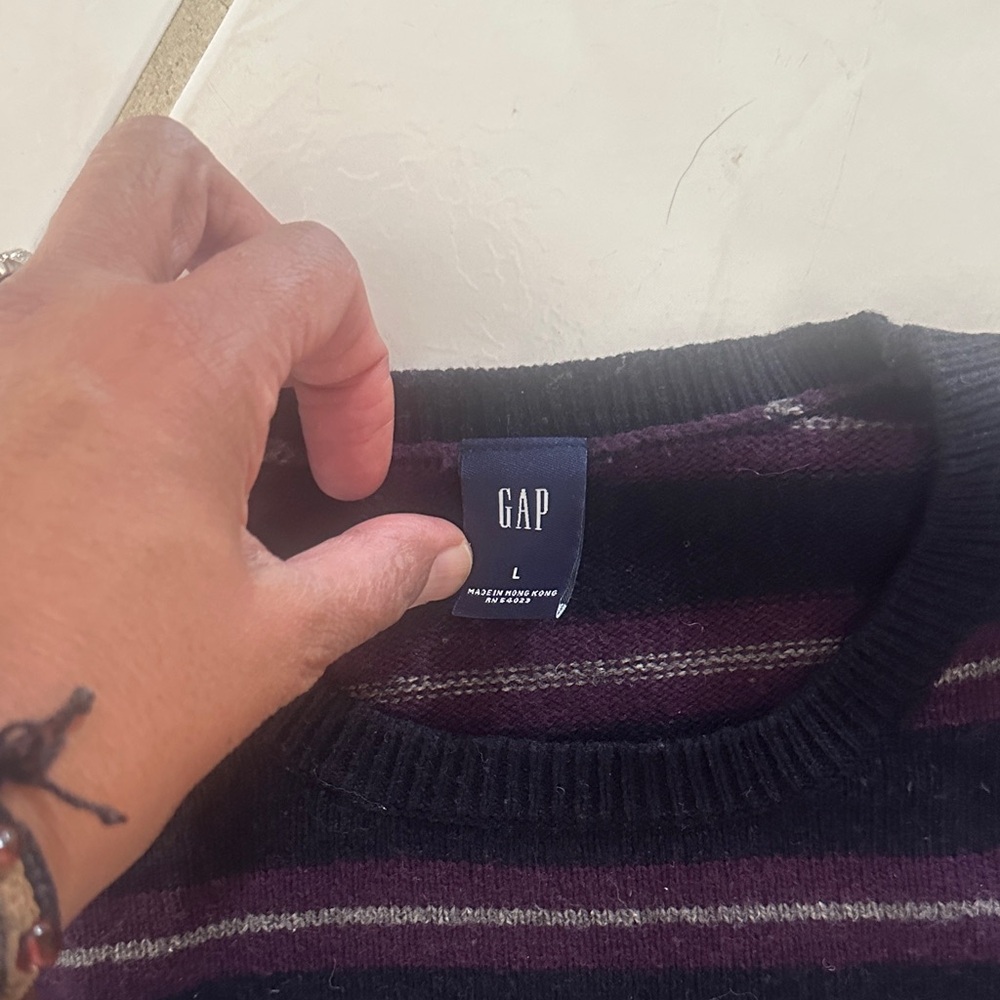 GAP Men's Black and Purple Crewneck Sweater - Picture 2 of 2